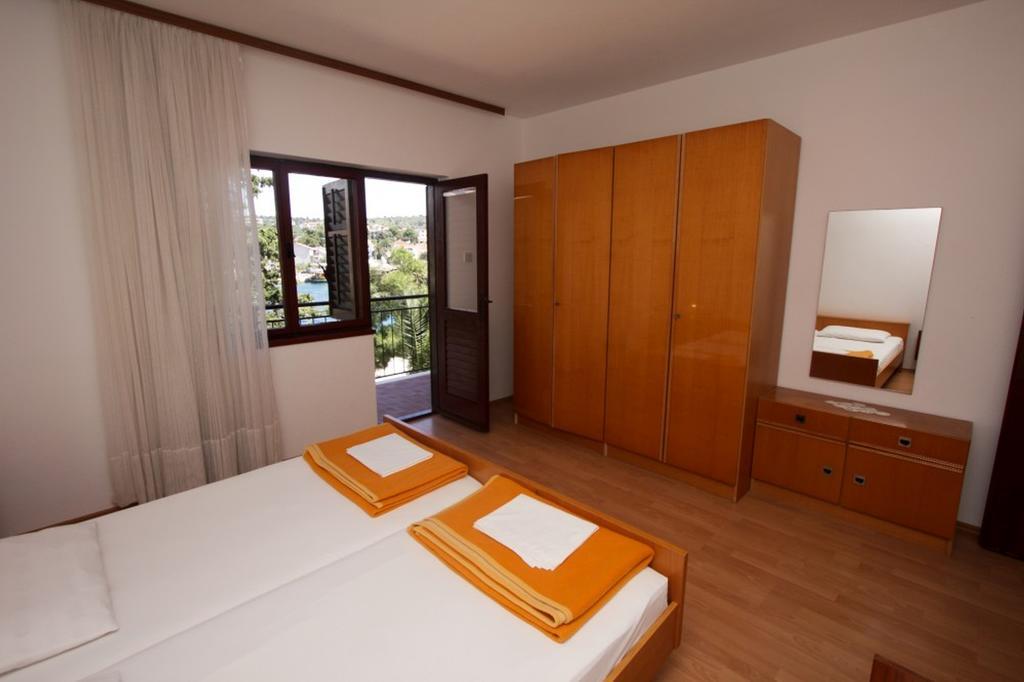 Apartments And Rooms Porto Ražanj Стая снимка