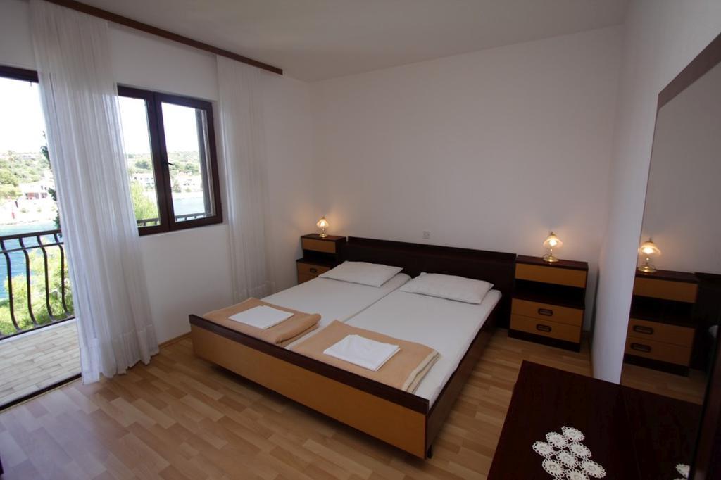 Apartments And Rooms Porto Ražanj Стая снимка