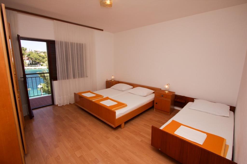 Apartments And Rooms Porto Ražanj Стая снимка